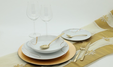 Servizio da tavola da 18 pezzi Casa collection in porcellana con decoro oro