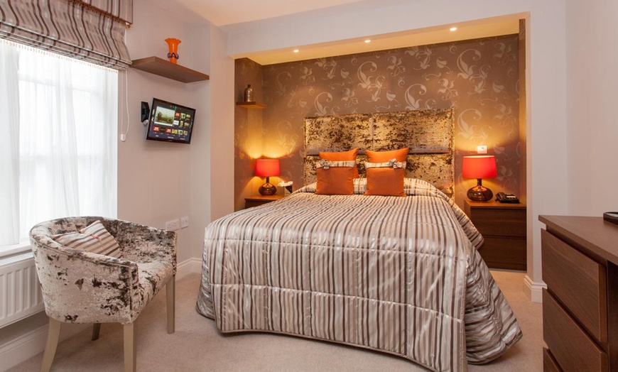 Image 3: Essex: 4* Double Room or Suite Stay with Dinner