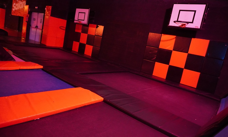 Image 4: ¡Saltos y diversión! Acceso a Salting para hasta 2 adultos y 2 niños