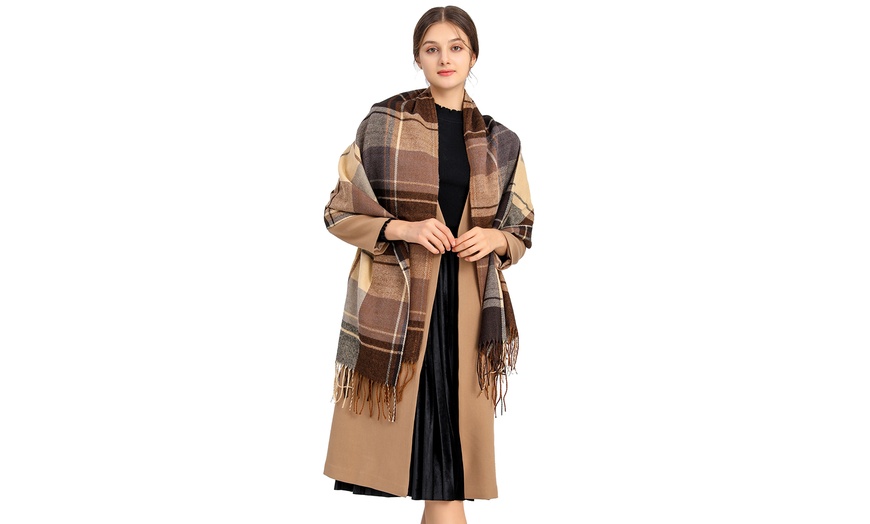 Image 11: Woman Fashion Long Shawl Grid Tassel 