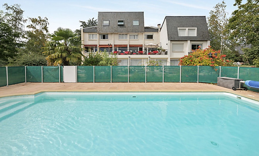 Image 1: Pays de la Loire : chambre standard ou confort avec piscine et pdj