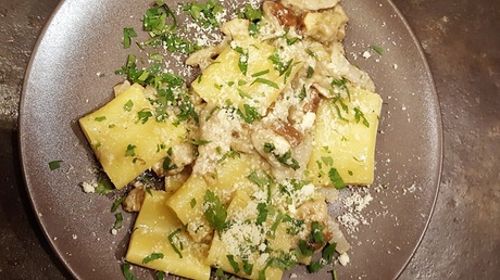 Primo o secondo a scelta, tra le proposte di mare o terra, al Ristorante La Cantinella. Servizio d'asporto