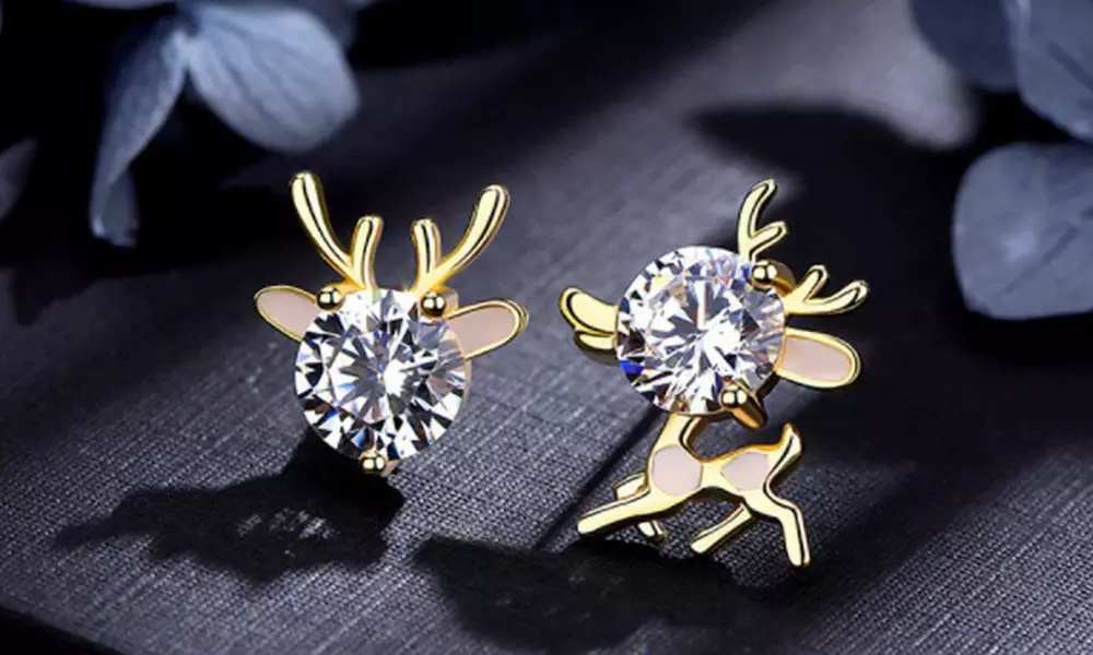 Asymmetrische Ohrstecker im Rentier-Motiv in Gold mit Zirkonia - Primary Image