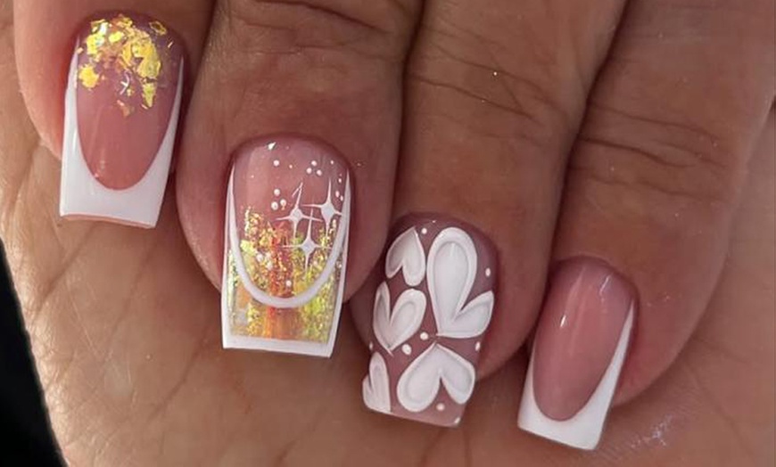 Image 3: Manicura, pedicura o primera puesta de uñas de gel/acrílico y diseño 