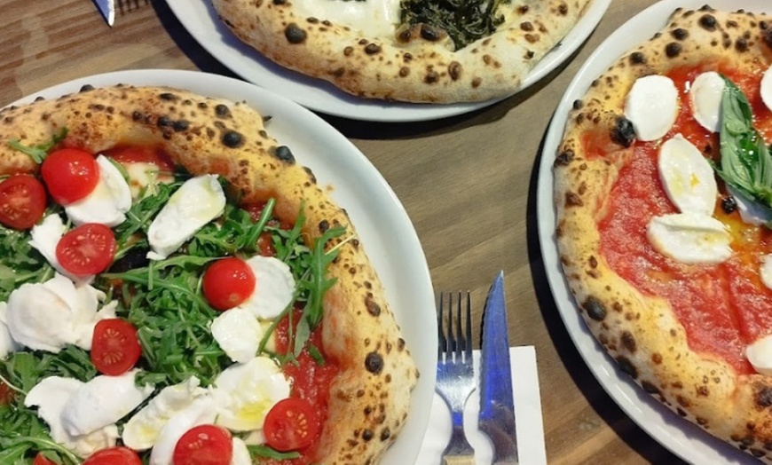 Image 4: Gourmet Pizza nach Wahl & Bruschetta oder Tiramisu für 2 Personen