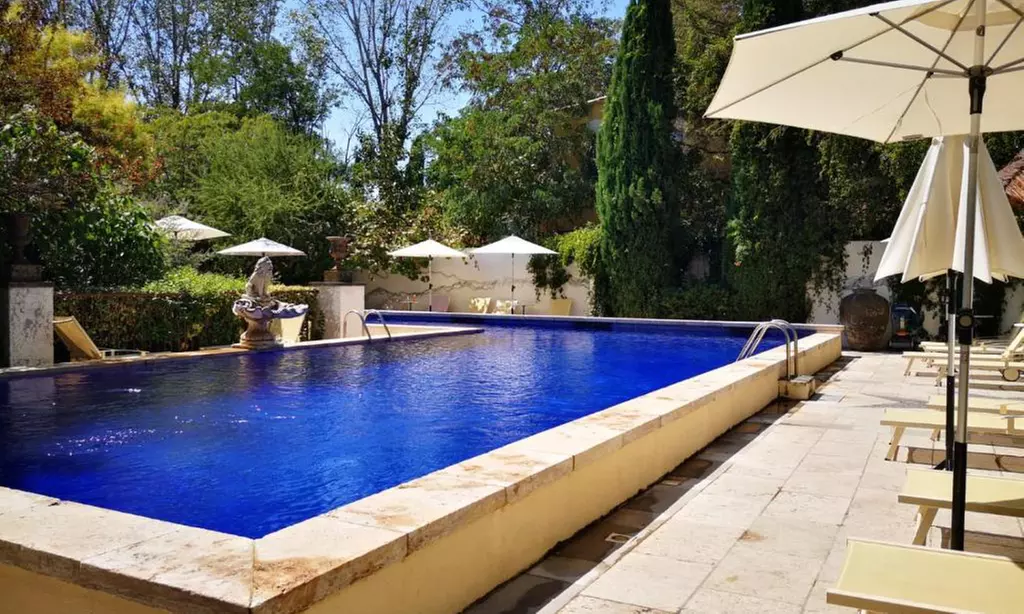 Arles : chambre double Premium avec petit-déjeuner, piscine et spa