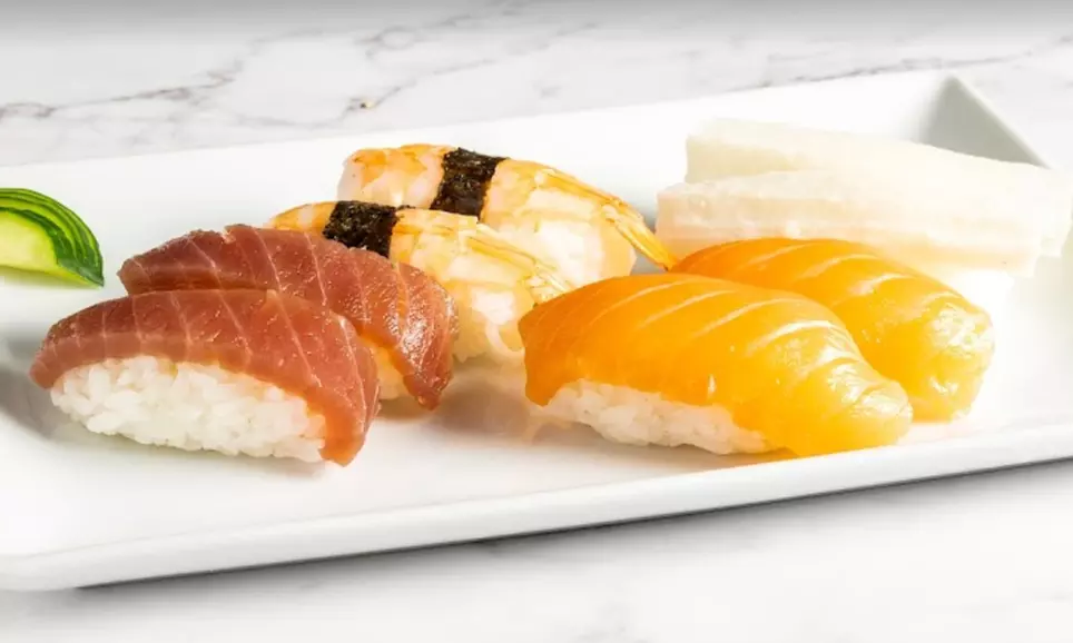 Planazo de sushi: menú para 2 o 4 personas con tabla a compartir