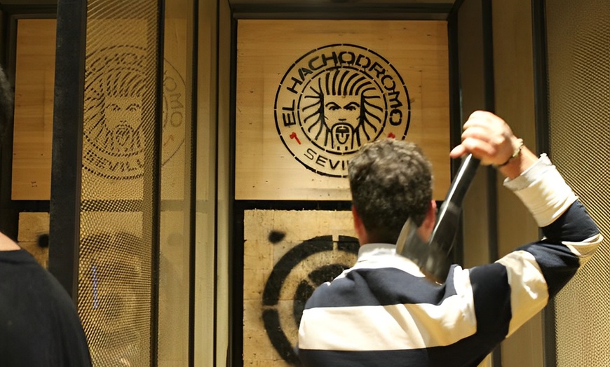 Image 2: Vive la emoción del lanzamiento de hachas en un ambiente medieval