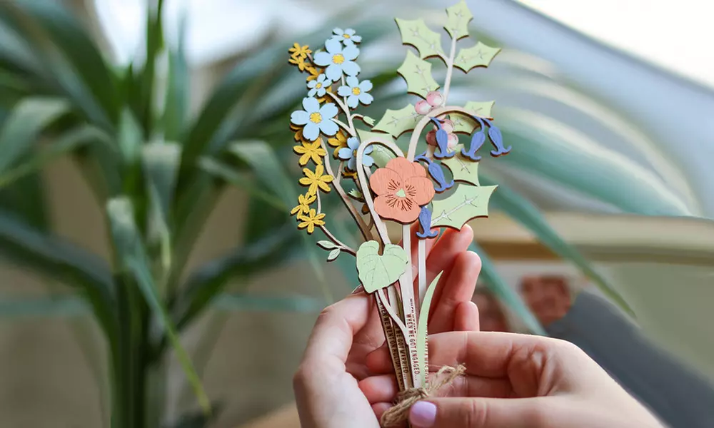 Holzkiste mit Geburtsblumen und Namen