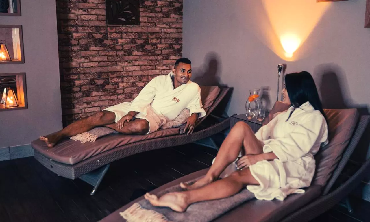 Chester: Spa Stay for 2 with Breakfast, Prosecco & 25-Minute Treatment