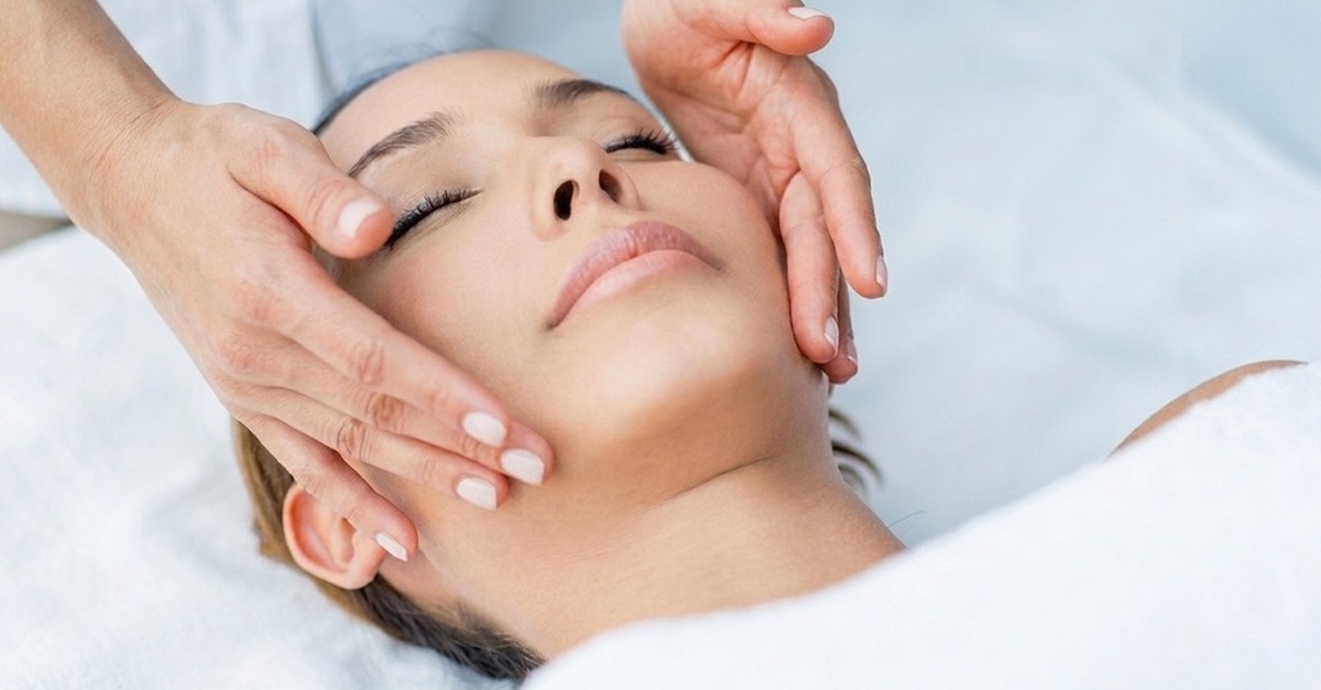 Tratamiento facial esencial, renovador o avanzado en Málaga