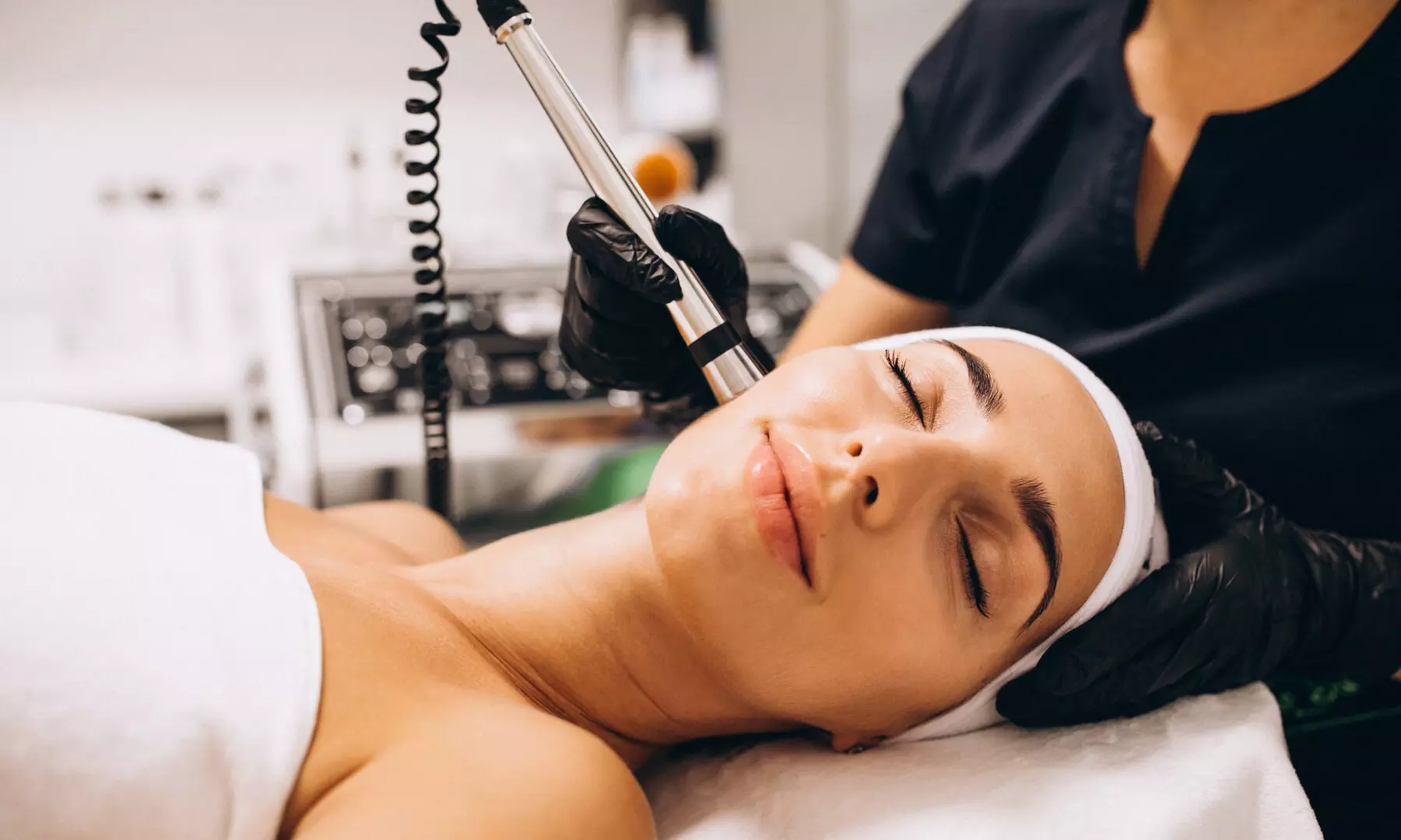 Higiene facial con radiofrecuencia, microdermoabrasión o peeling y
opción a masaje, ahorra hasta un 64% - Primary Image