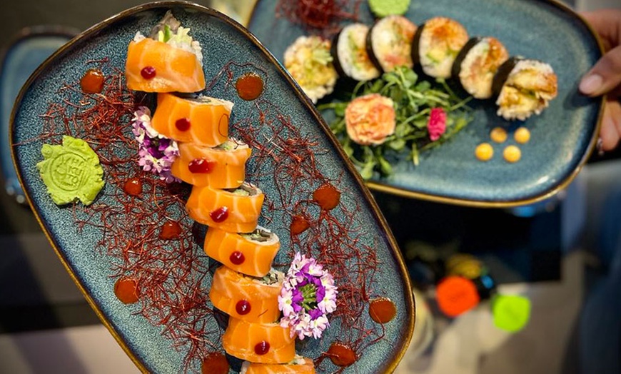 Image 10: Różnorodne zestawy sushi: surowe, pieczone, wegetariańskie, imprezowe