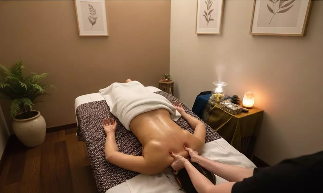 Massage aux huiles chaudes ou californien ou soin du visage au choix à Paris 11e (jusqu'à 40% de remise) - Image 3