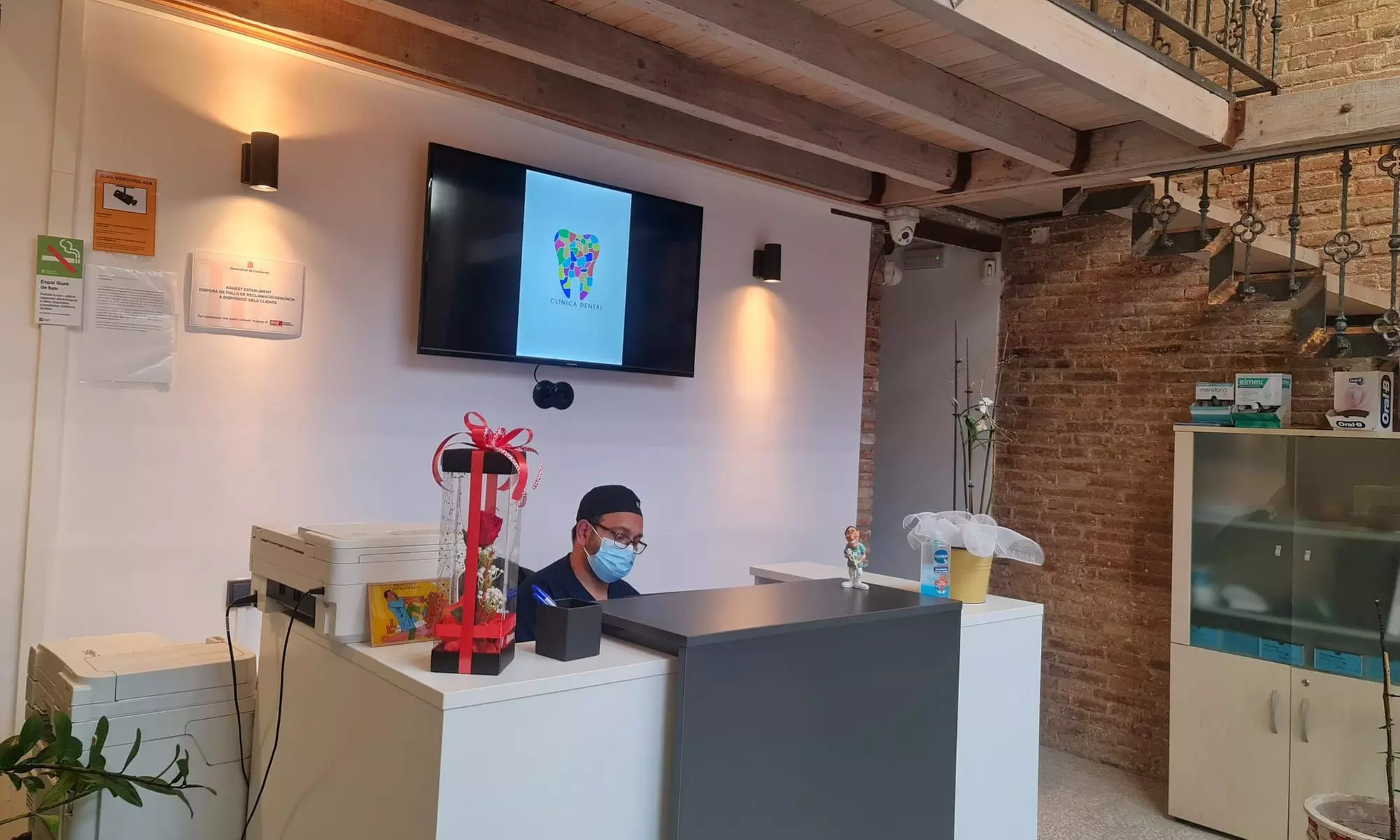 Limpieza bucal con ultrasonidos, revisión y pulido