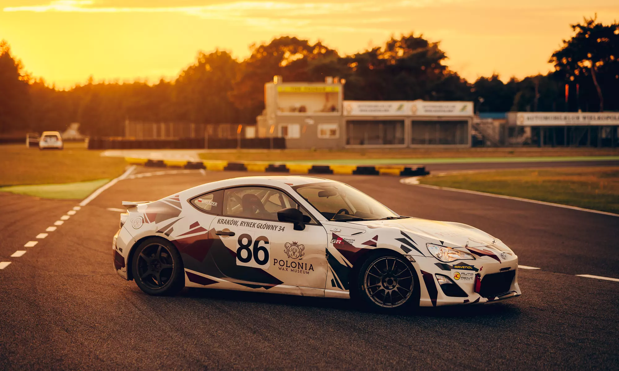 Rajdowe emocje: przejazdy jako kierowca lub pasażer wyścigowych aut