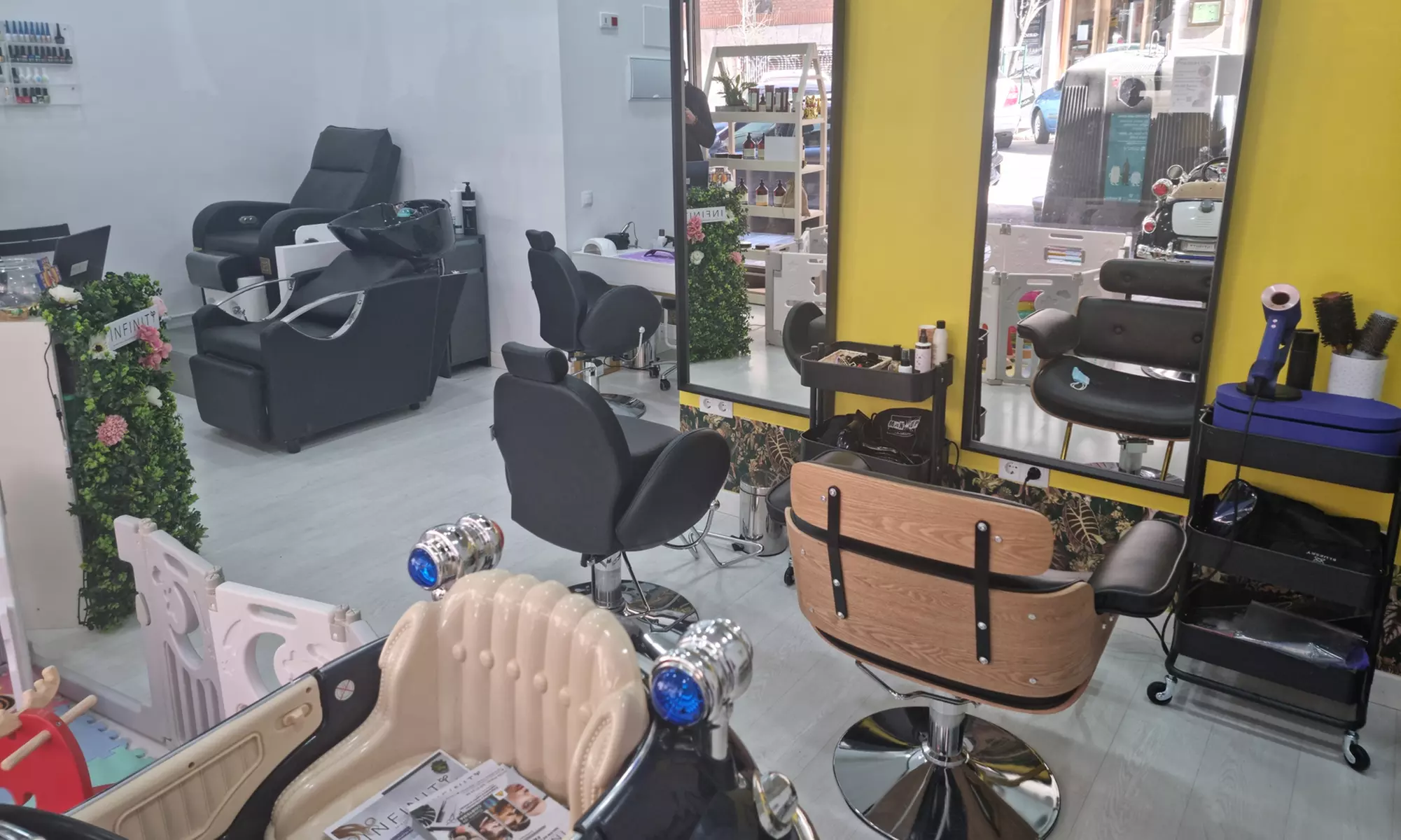 Corte, hidratación y opción a color en peluquería para toda la familia