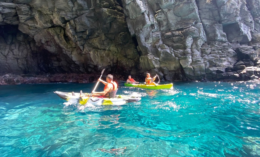 Image 1: Explora la bahía de las tortugas en kayak doble con snorkel