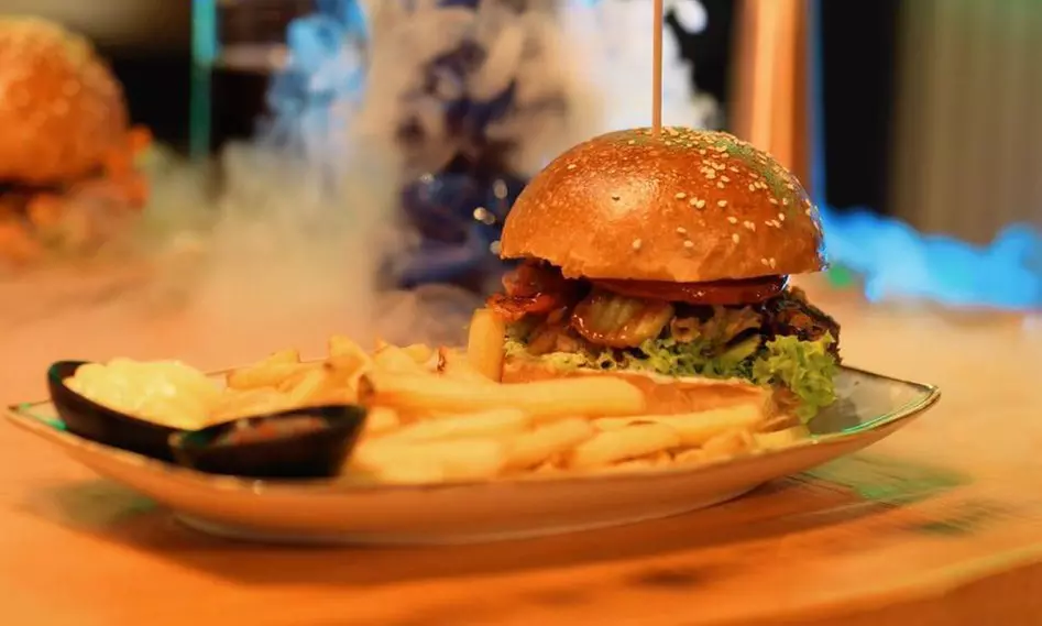 2 Std. Billard mit Burgermenü für 2 oder 4 Personen