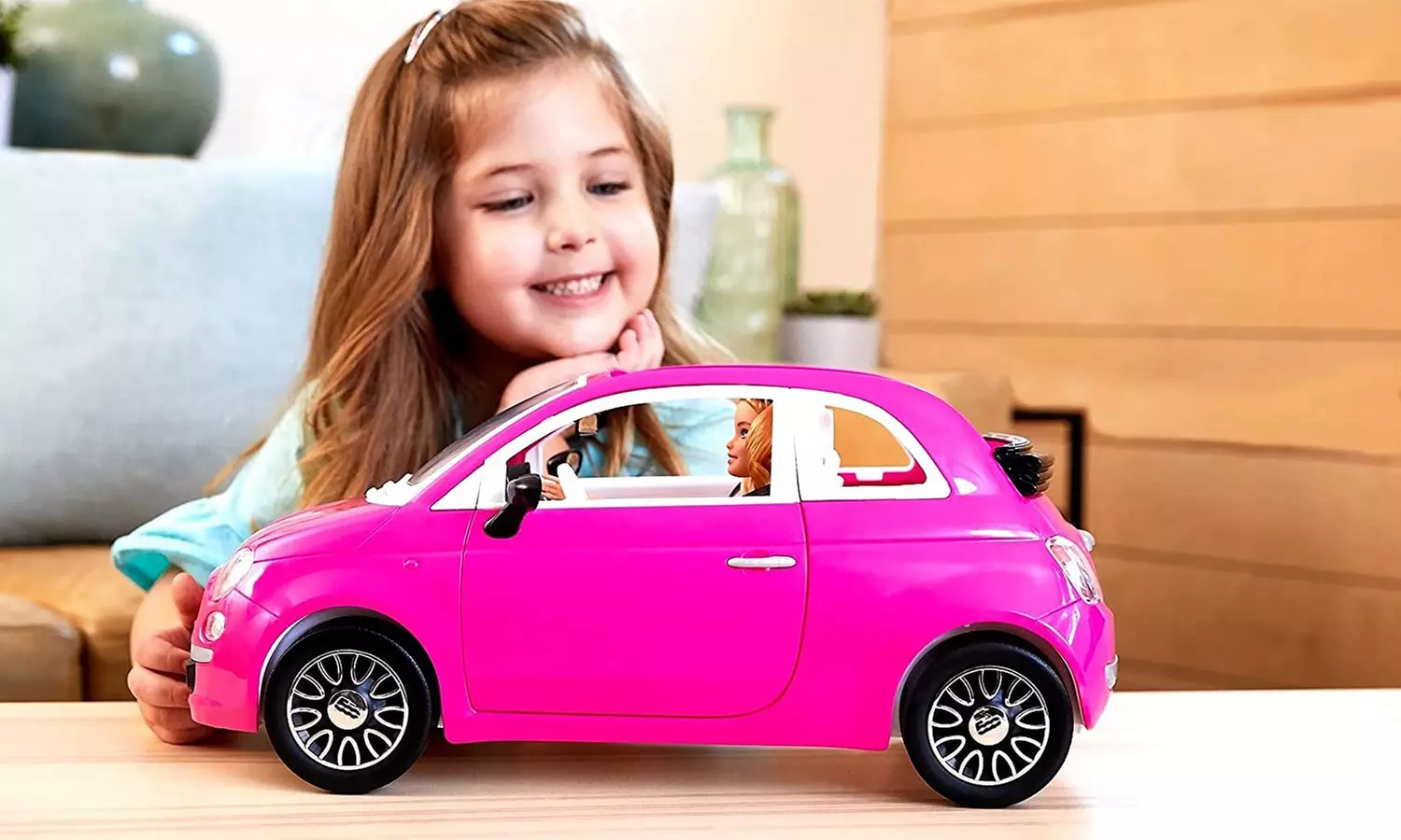 Voiture Fiat 500 rose avec Barbie conductrice - Primary Image