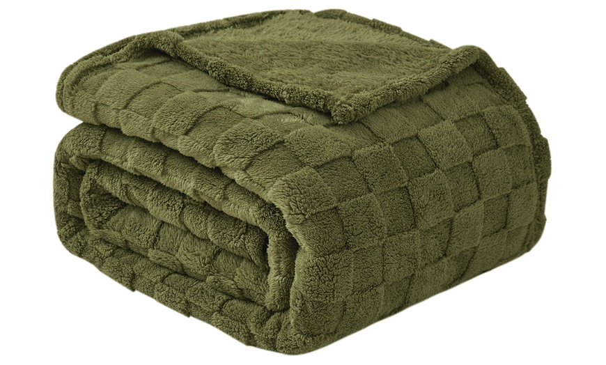 Image 2: Double-Faced Plush Jacquard Pattern Flannel Blanket Soft And Relaxing