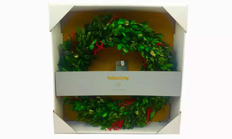 24-inch Boxwood Christmas Wreath with Berries at IML Trade - Primary Image