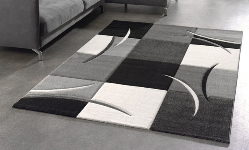 Image 9: Checkered Diamond-Style Rug