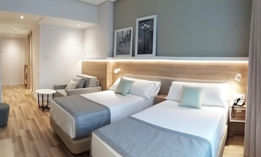 Image 2: Barcelona: 4* Room Stay for Two with Breakfast