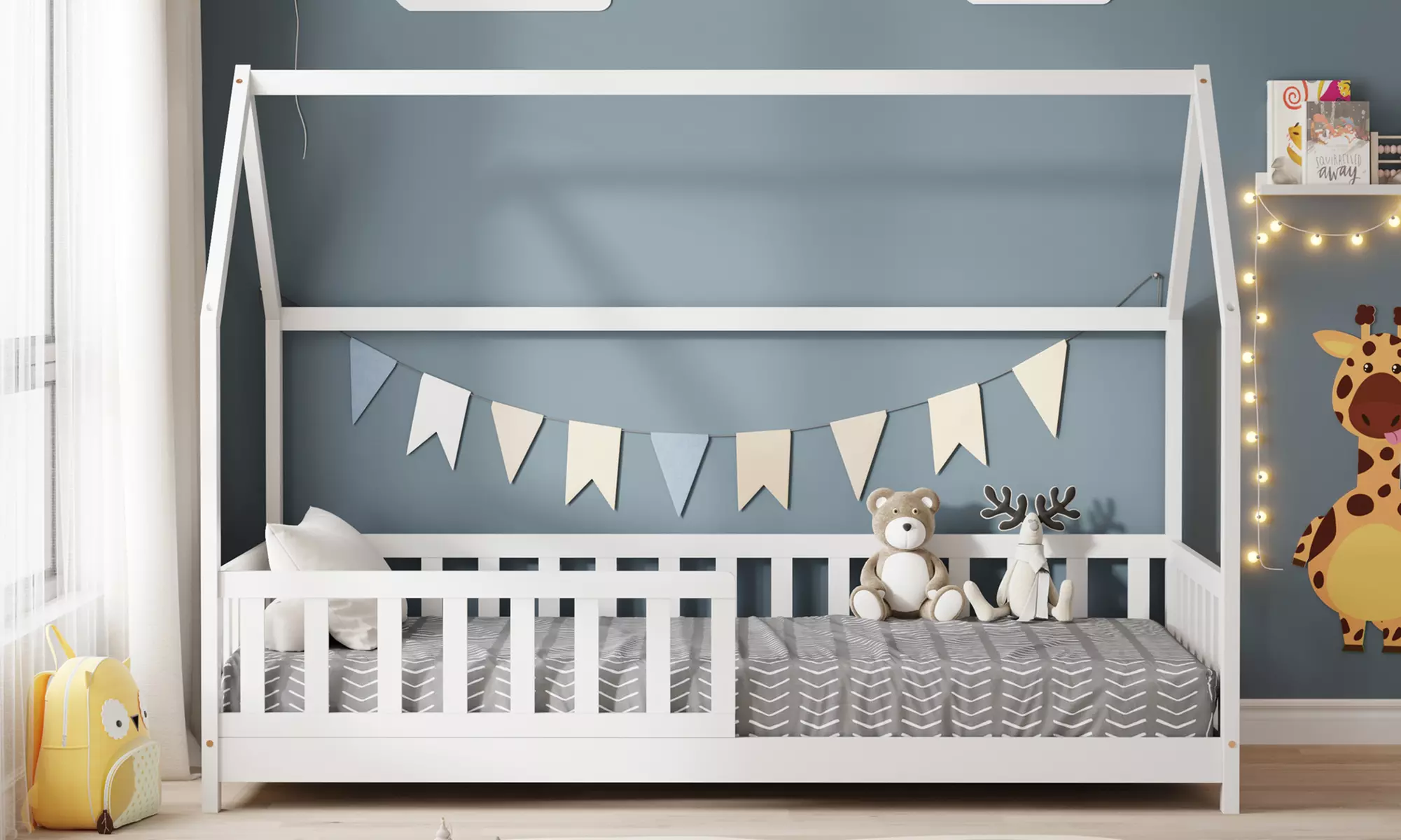 Lit cabane 90 x 190 cm Tchoupi, conception en bois de pin, avec barrières latérales de sécurité, livraison offerte - Primary Image