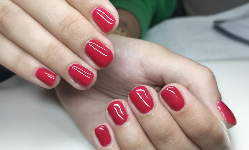 Image 8: Beauté des mains et/ou des pieds ou pose de gel avec extension ongles