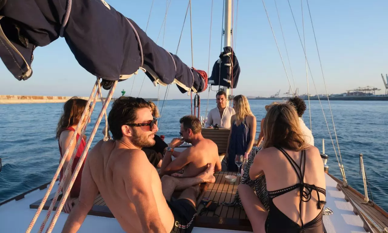 Paseo en barco con cava y picoteo para 2, 4, 6, 8 o 12 personas