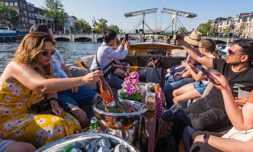 Image 3: Dobber lekker door Amsterdam op een sloep, incl. drankjes en snacks
