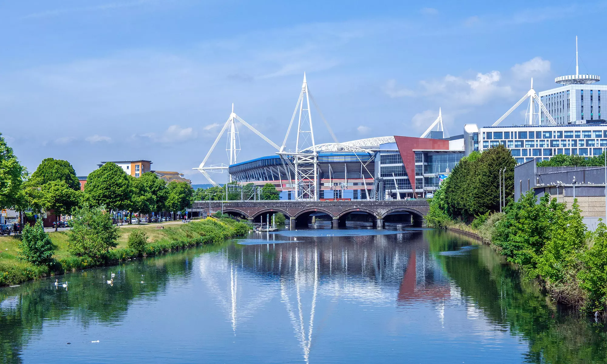 Cardiff: Deluxe or Executive Room with Breakfast up to 3