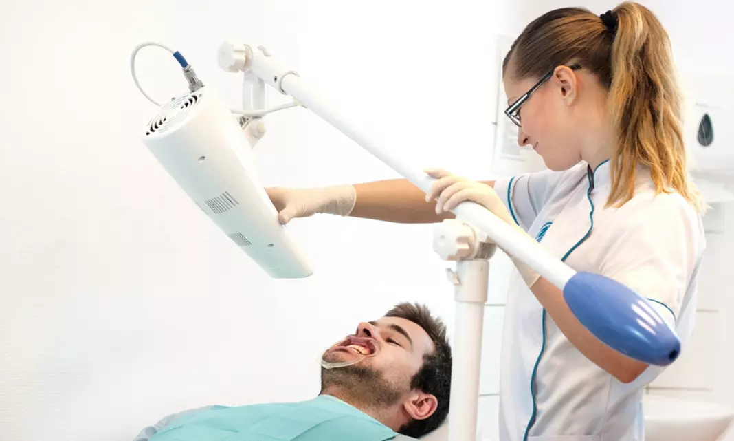 Laserowe wybielanie zębów lampą Beyond