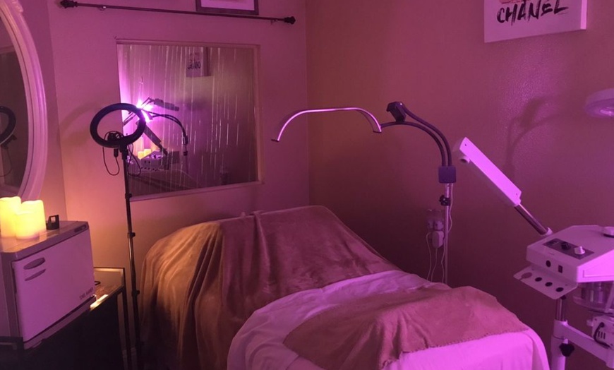 Image 3: 1 or 2 Hydrodermabrasion Facials+Red Light Therapy+Hydrojelly Mask