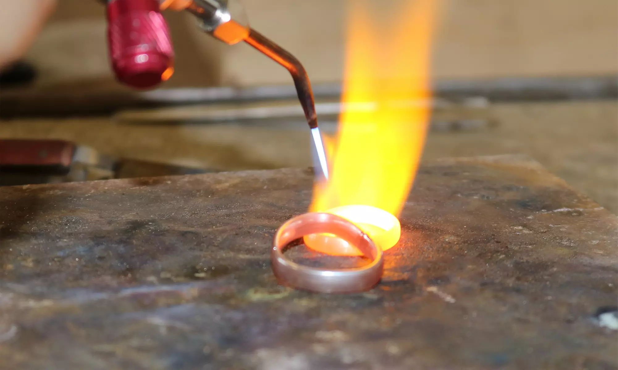 3-5 Std. Goldschmiede-Workshop mit Drinks für 1 oder 2 Personen