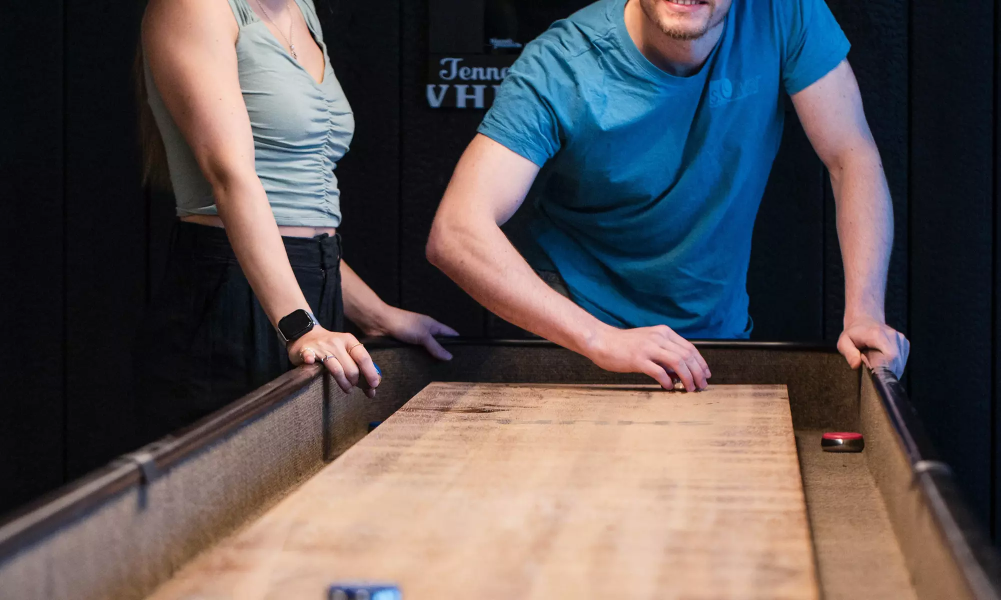 1 Std. Shuffleboard optional mit Nagelspiel / 2 Pizzen für bis zu 8 P.
