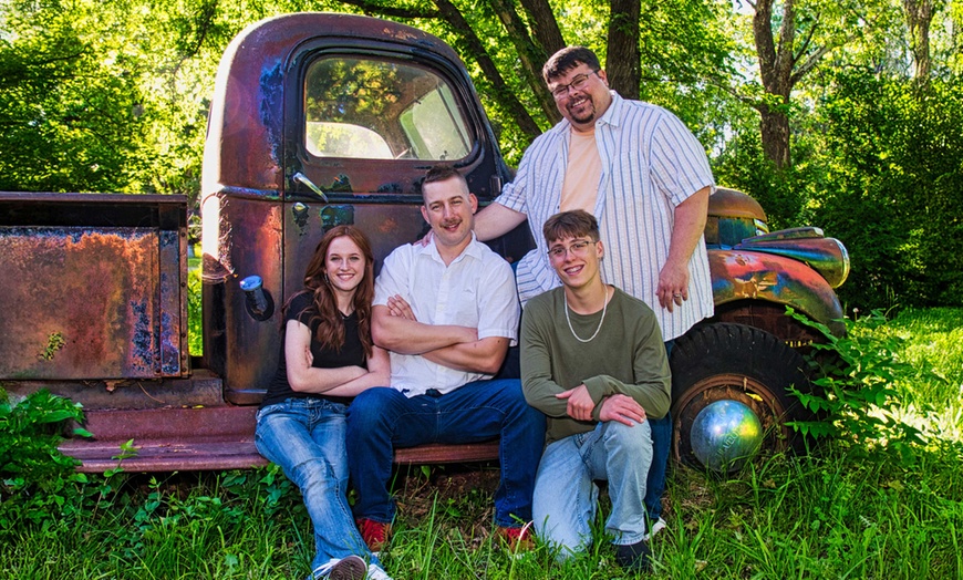 Image 3: RedRock Studio Yard: 20-Min Photo Session with Print Package Options
