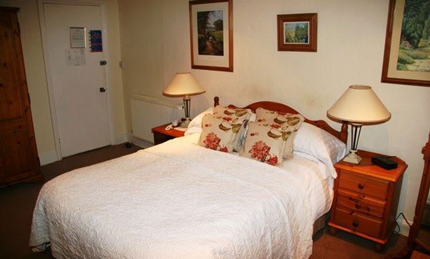 Image 3: Rye: Double or Twin Room with Breakfast