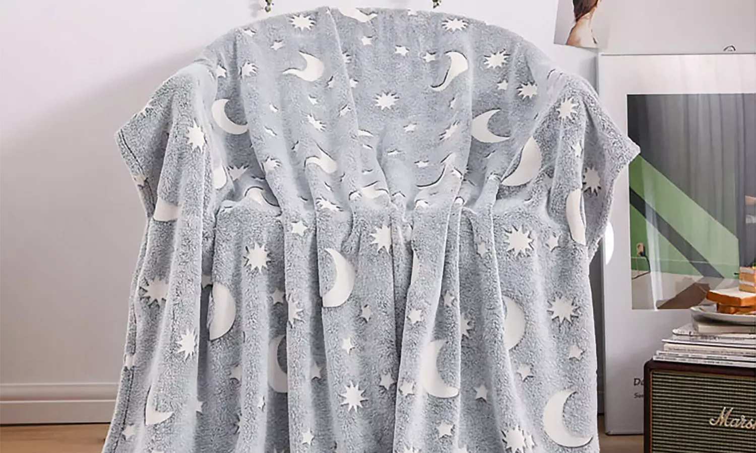 Kuscheldecke mit leuchtendem Stern- und Mond-Muster