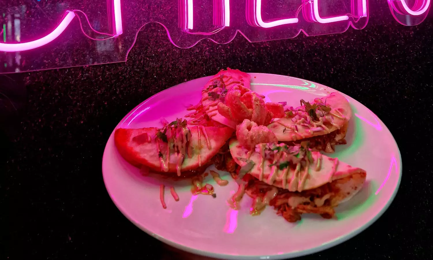 ¡Saborea México con un menú completo a elegir con opción a cóctel para 2 o 4 personas y ahorra hasta un 54%! - Primary Image