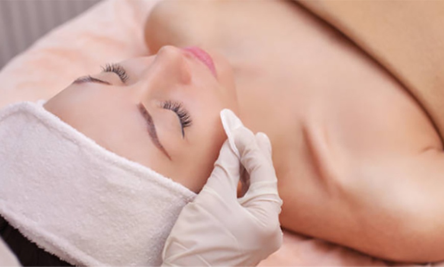 Image 1: Limpieza facial básica con exfoliante y mascarilla y opción a dermapen