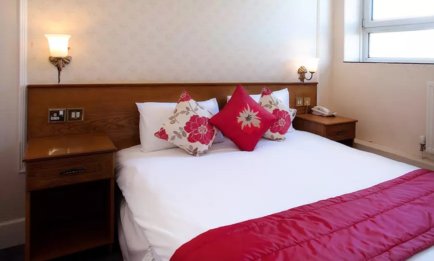 Image 4: Southport: 1 Night Stay for 2 with Breakfast & Dinner