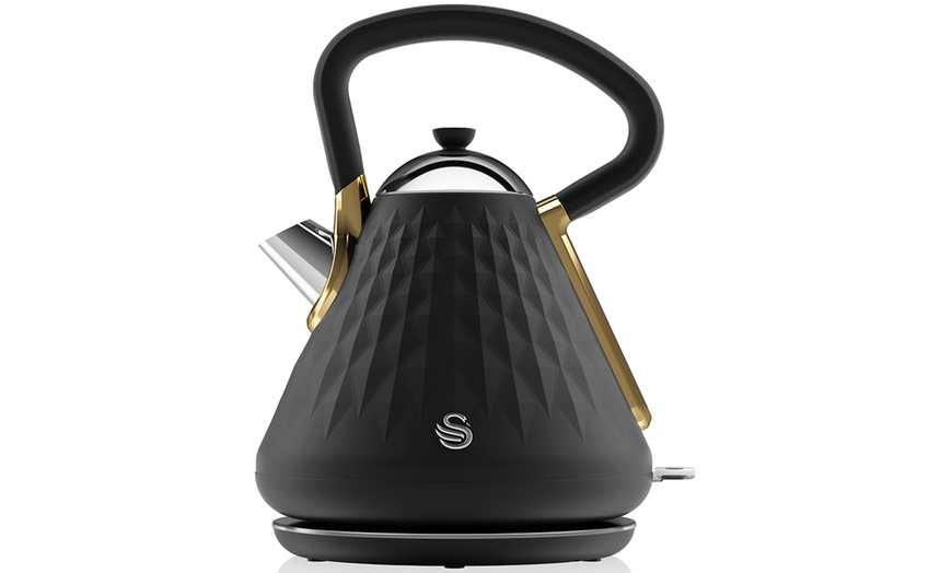 Image 12: Kettle and Four-Slice Toaster