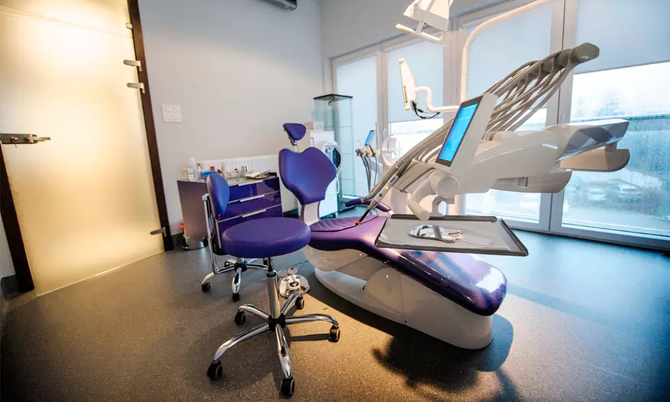 Aparat ortodontyczny estetyczny dla pięknego uśmiechu