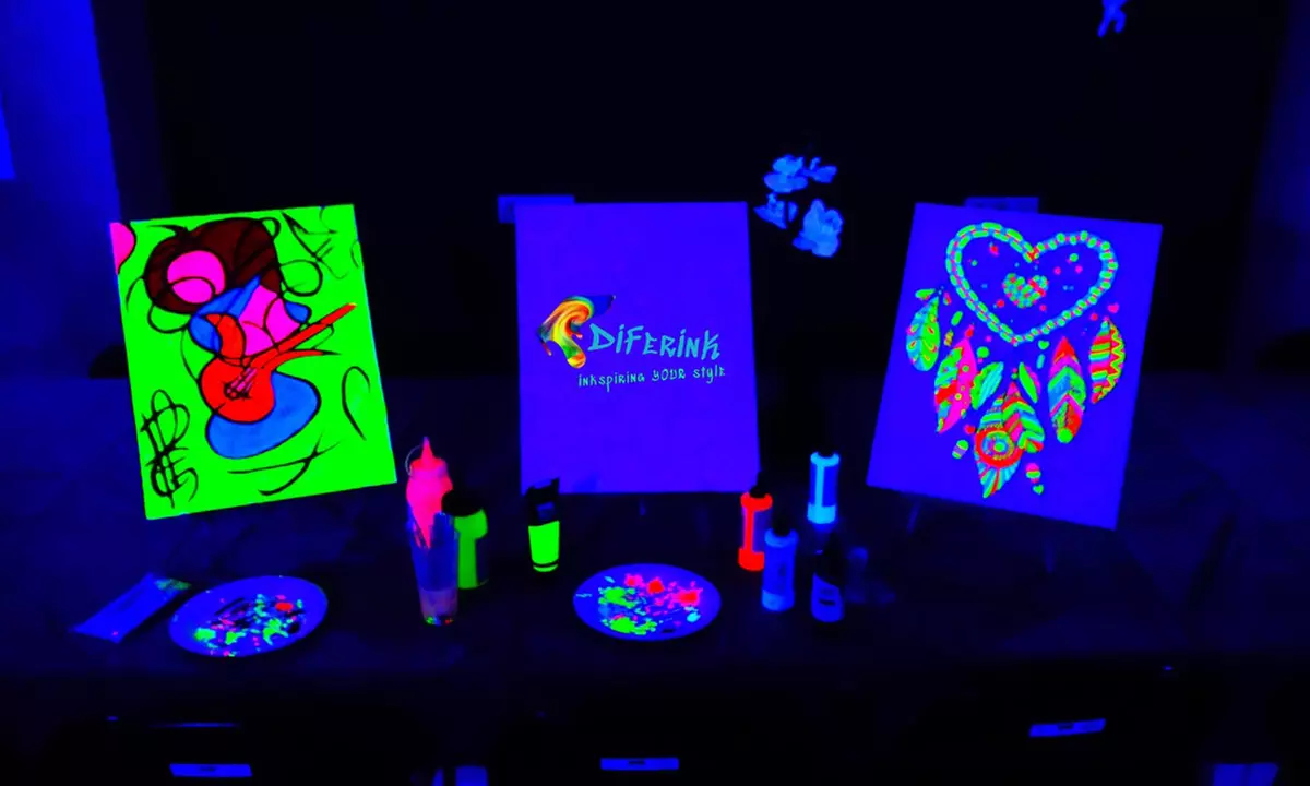 Experiencia creativa con colores neón y barra libre de vino para 1 o 2, ahorra hasta un 50% - Primary Image