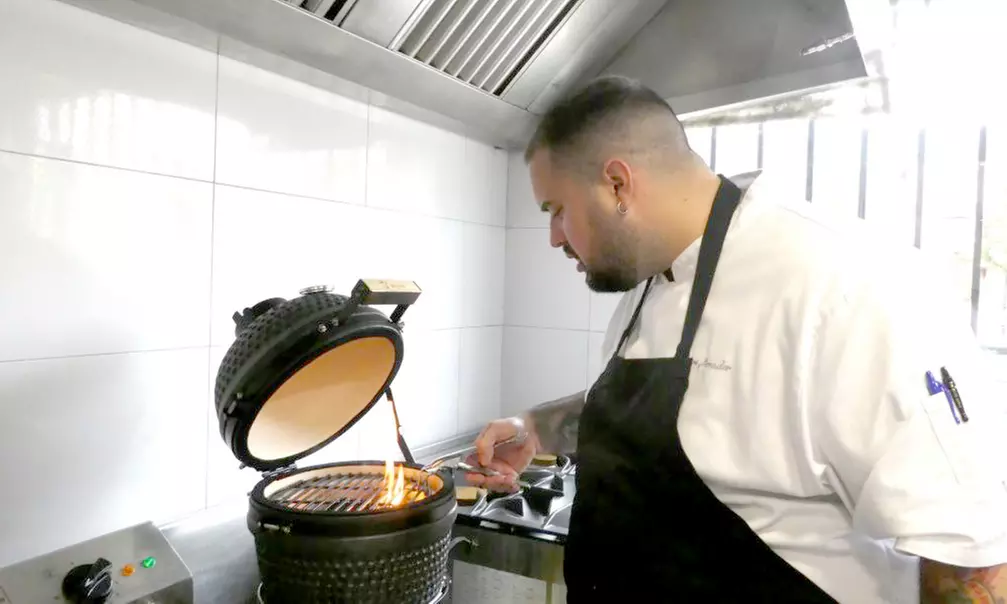 Menú con aperitivo, pases a elegir, postre a compartir y bebida
