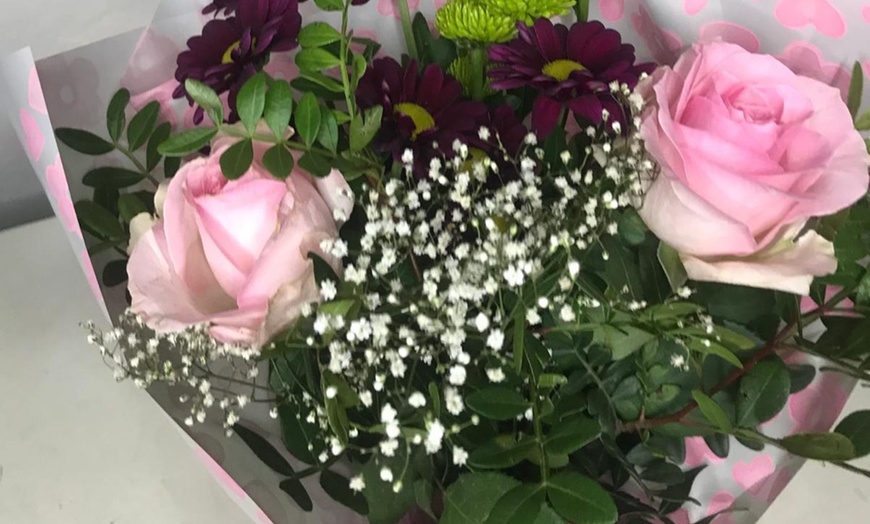 Image 2: Bouquet de flores con botella de vino