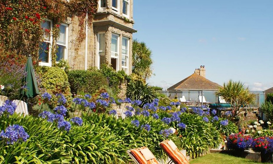 Image 12: Cornwall: 4* Stay with Breakfast and Prosecco