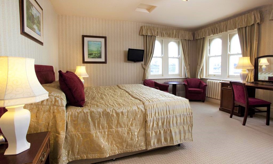 Image 3: Torquay: 4* Double Room Stay with Dinner